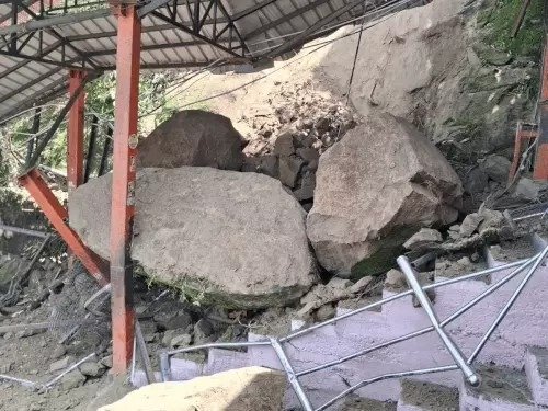 हिमाचल प्रदेश के प्रसिद्ध सिद्धपीठ मंदिर में भूस्खलन का डरा देने वाला वीडियो, बाल-बाल बचे श्रद्धालु