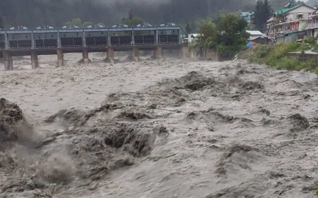 Himachal Weather: ਬਿਆਸ ਨੇ ਮਨਾਲੀ ਤੋਂ ਕੁੱਲੂ ਤੱਕ ਮਚਾਈ ਤਬਾਹੀ, 4 ਘਰ, ਦੋ ਰੈਸਟੋਰੈਂਟ, 3 ਦੁਕਾਨਾਂ, 2 ਵਾਹਨ ਰੁੜ੍ਹ ਗਏ