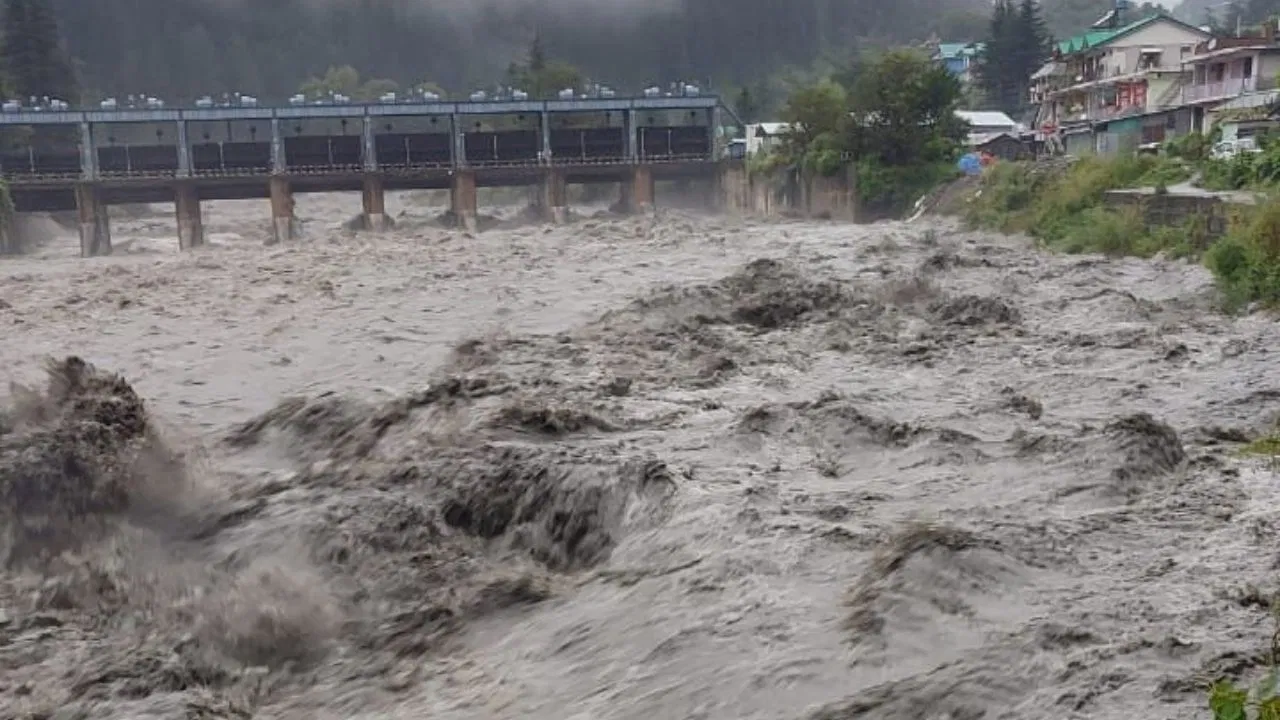 Himachal Weather: ਬਿਆਸ ਨੇ ਮਨਾਲੀ ਤੋਂ ਕੁੱਲੂ ਤੱਕ ਮਚਾਈ ਤਬਾਹੀ, 4 ਘਰ, ਦੋ ਰੈਸਟੋਰੈਂਟ, 3 ਦੁਕਾਨਾਂ, 2 ਵਾਹਨ ਰੁੜ੍ਹ ਗਏ