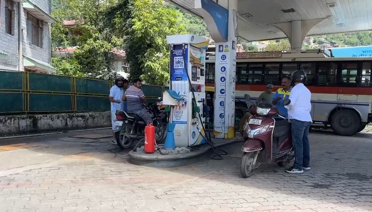 ਪੈਟਰੋਲ ਪੰਪਾਂ ‘ਤੇ ਐਮਰਜੈਂਸੀ ਸੇਵਾਵਾਂ ਲਈ ਰਿਜ਼ਰਵ ਸਟਾਕ ਰੱਖਣ ਦੇ ਹੁਕਮ