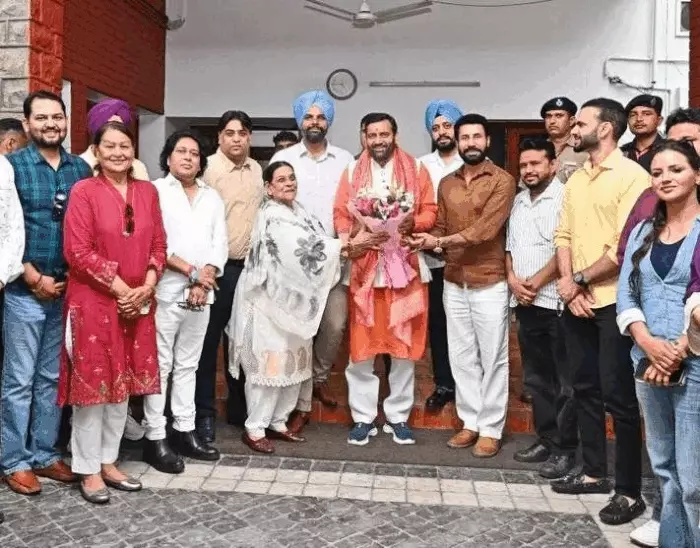 ਪੰਜਾਬੀ ਅਦਾਕਾਰਾਂ ਨੇ ਹਰਿਆਣਾ ਦੇ ਮੁੱਖ ਮੰਤਰੀ ਨਾਲ ਕੀਤੀ ਮੁਲਾਕਾਤ: ਬਿੰਨੂ ਢਿੱਲੋਂ-ਕਰਮਜੀਤ ਅਨਮੋਲ ਨੂੰ ਸ਼ੂਟਿੰਗ ਲਈ ਸੱਦਾ, ਸਰਕਾਰ ਦੇਵੇਗੀ ਸਬਸਿਡੀ