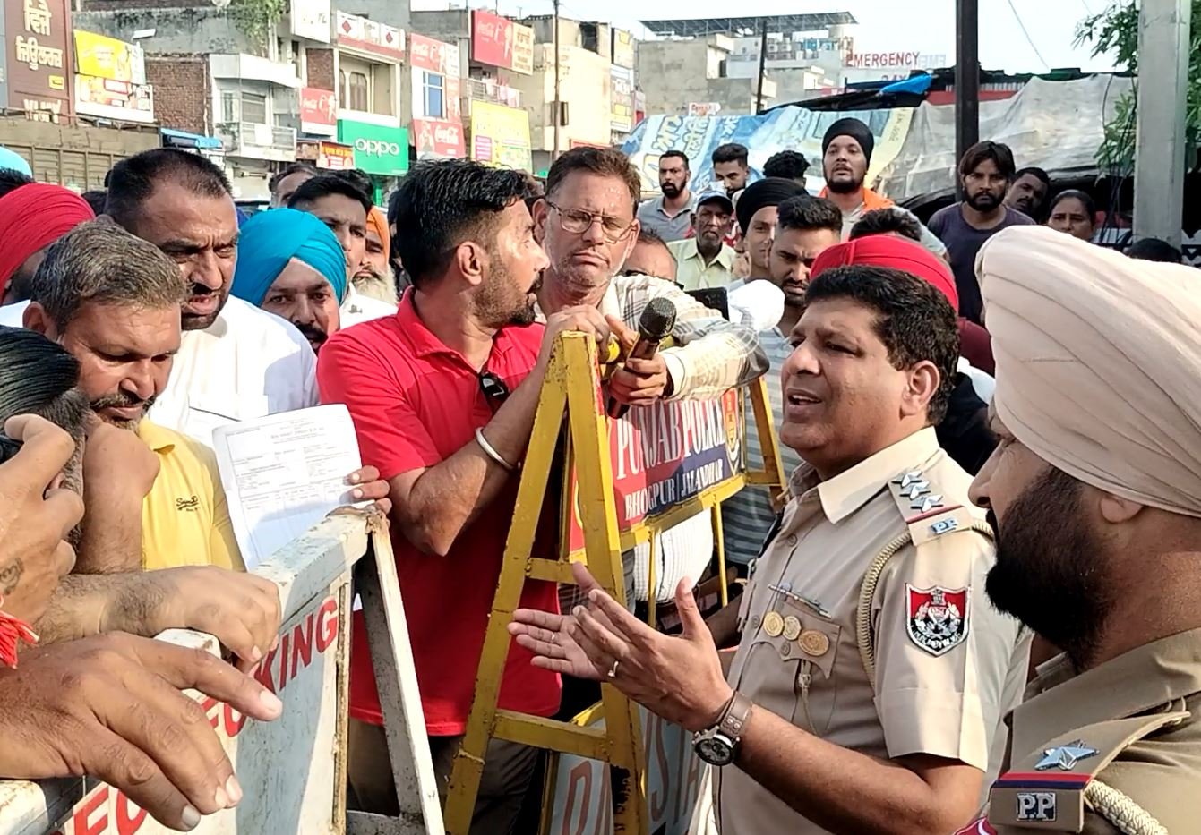 ਪੁਲਿਸ ਵੱਲੋਂ ਪਿੰਡ ਵਾਸੀਆਂ ‘ਤੇ ਨਜ਼ਾਇਜ਼ ਮੁਕੱਦਮਾ ਦਰਜ ਦੇ ਲਾਏ ਦੋਸ਼, ਰੋਸ ‘ਚ ਥਾਣੇ ਦਾ ਕੀਤਾ ਘਿਰਾਓ
