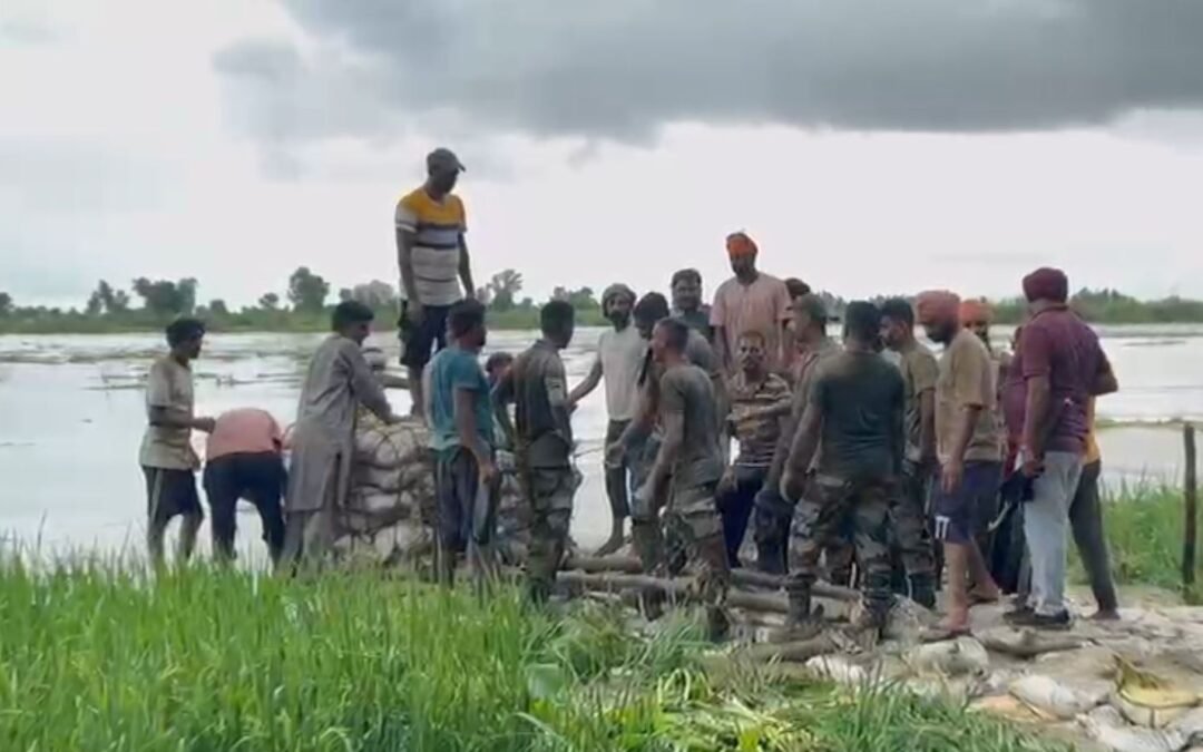 ਫਿਰੋਜ਼ਪੁਰ ਸ਼ਹਿਰ ‘ਤੇ ਮੰਡਰਾਇਆ ਹੜ ਦਾ ਖਤਰਾ! ਬੰਨ੍ਹ ਮਜ਼ਬੂਤੀ ਲਈ ਆਰਮੀ ਦੇ ਜਵਾਨ ਕੀਤੇ ਤੈਨਾਤ
