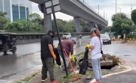 गुरुग्राम में विदेशी नागरिकों ने चलाया सफाई अभियान, सड़कों-नालों से उठाया कचरा, देखें वीडियो
