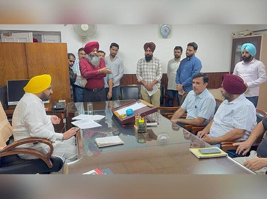 ਈ ਟੀ ਓ ਨੇ ਲੋਕ ਨਿਰਮਾਣ ਵਿਭਾਗ ਦੇ ਮੋਹਾਲੀ ਵਿਖੇ ਦਫ਼ਤਰਾਂ ਦਾ ਕੀਤਾ ਅਚਨਚੇਤ ਦੌਰਾ