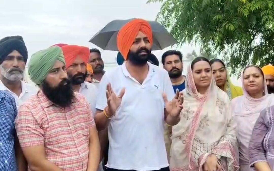 ਹੜ੍ਹ ਪ੍ਰਭਾਵਿਤ ਇਲਾਕਿਆਂ ਦਾ ਦੌਰਾ: ਕੈਬਨਿਟ ਮੰਤਰੀ ਲਾਲਜੀਤ ਸਿੰਘ ਭੁੱਲਰ ਨੇ ਲੋਕਾਂ ਨੂੰ ਵੰਡੀ ਰਾਹਤ ਸਮੱਗਰੀ