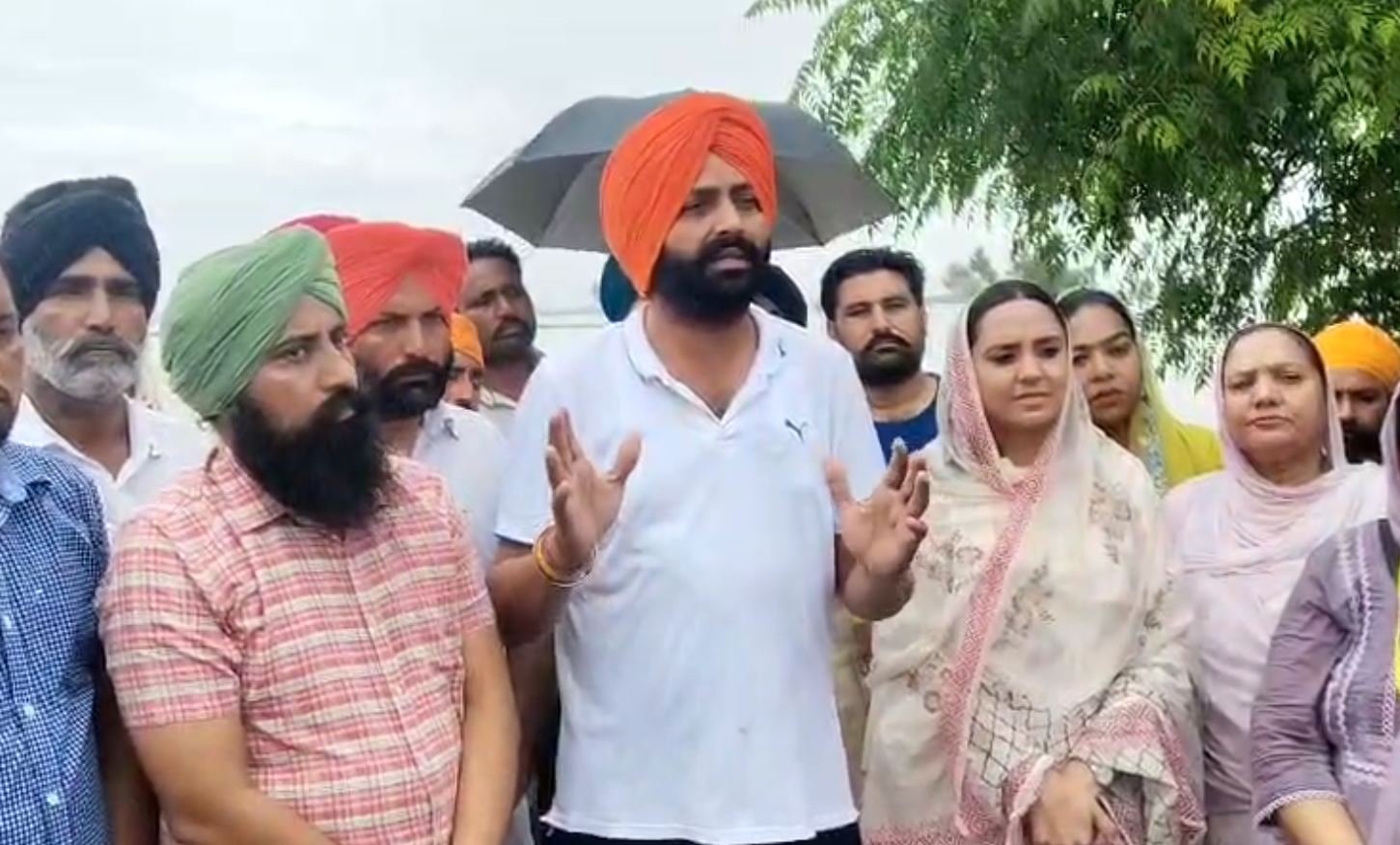 ਹੜ੍ਹ ਪ੍ਰਭਾਵਿਤ ਇਲਾਕਿਆਂ ਦਾ ਦੌਰਾ: ਕੈਬਨਿਟ ਮੰਤਰੀ ਲਾਲਜੀਤ ਸਿੰਘ ਭੁੱਲਰ ਨੇ ਲੋਕਾਂ ਨੂੰ ਵੰਡੀ ਰਾਹਤ ਸਮੱਗਰੀ