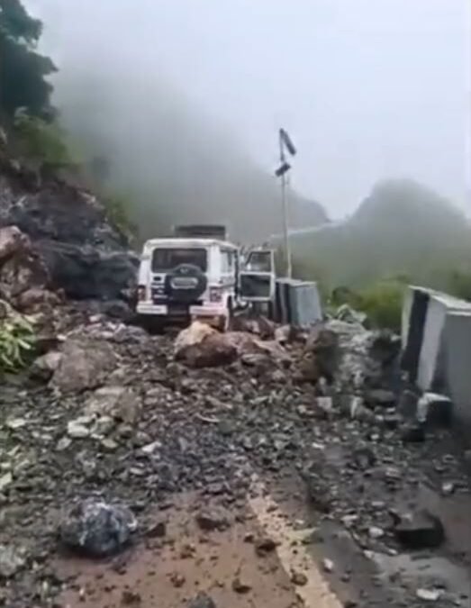 ਹਿਮਾਚਲ Landslide ਦੀ ਚਪੇਟ ‘ਚ ਆਏ ਵਾਹਨ, ਵਾਲ-ਵਾਲ ਬਚਿਆ ਡਰਾਈਵਰ, ਦੇਖੋ ਵੀਡੀਓ