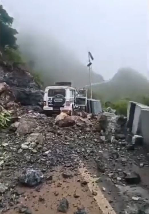 ਹਿਮਾਚਲ Landslide ਦੀ ਚਪੇਟ ‘ਚ ਆਏ ਵਾਹਨ, ਵਾਲ-ਵਾਲ ਬਚਿਆ ਡਰਾਈਵਰ, ਦੇਖੋ ਵੀਡੀਓ