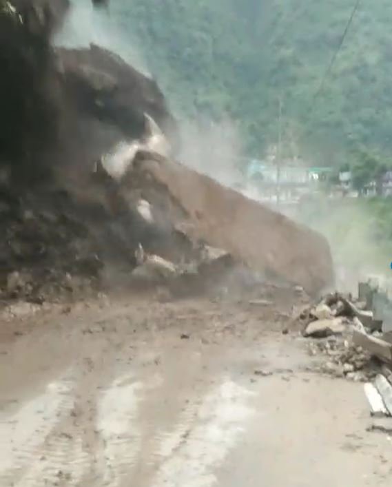 ਹਨੋਗੀ ਵਿੱਚ ਬੱਦਲ ਫਟਣ ਦੀਆਂ ਘਟਨਾਵਾਂ ਦੌਰਾਨ Landslide, ਹਾਈਵੇਅ ‘ਤੇ ਆਵਾਜਾਈ ਹੋਈ ਠੱਪ, ਦੇਖੋ ਵੀਡੀਓ