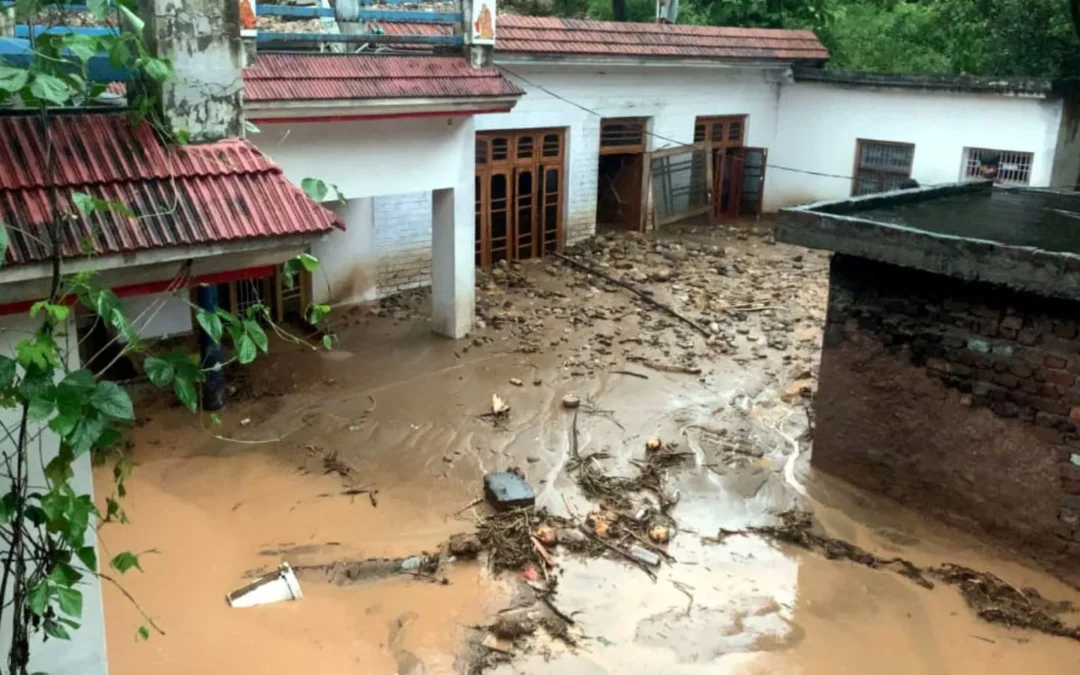 घरों में सो रहे थे लोग, तब अचानक आई बाढ़: छतों पर भागकर बचाई जान