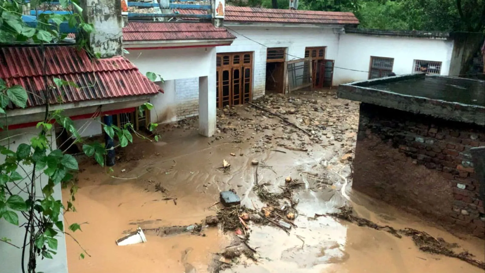 घरों में सो रहे थे लोग, तब अचानक आई बाढ़: छतों पर भागकर बचाई जान