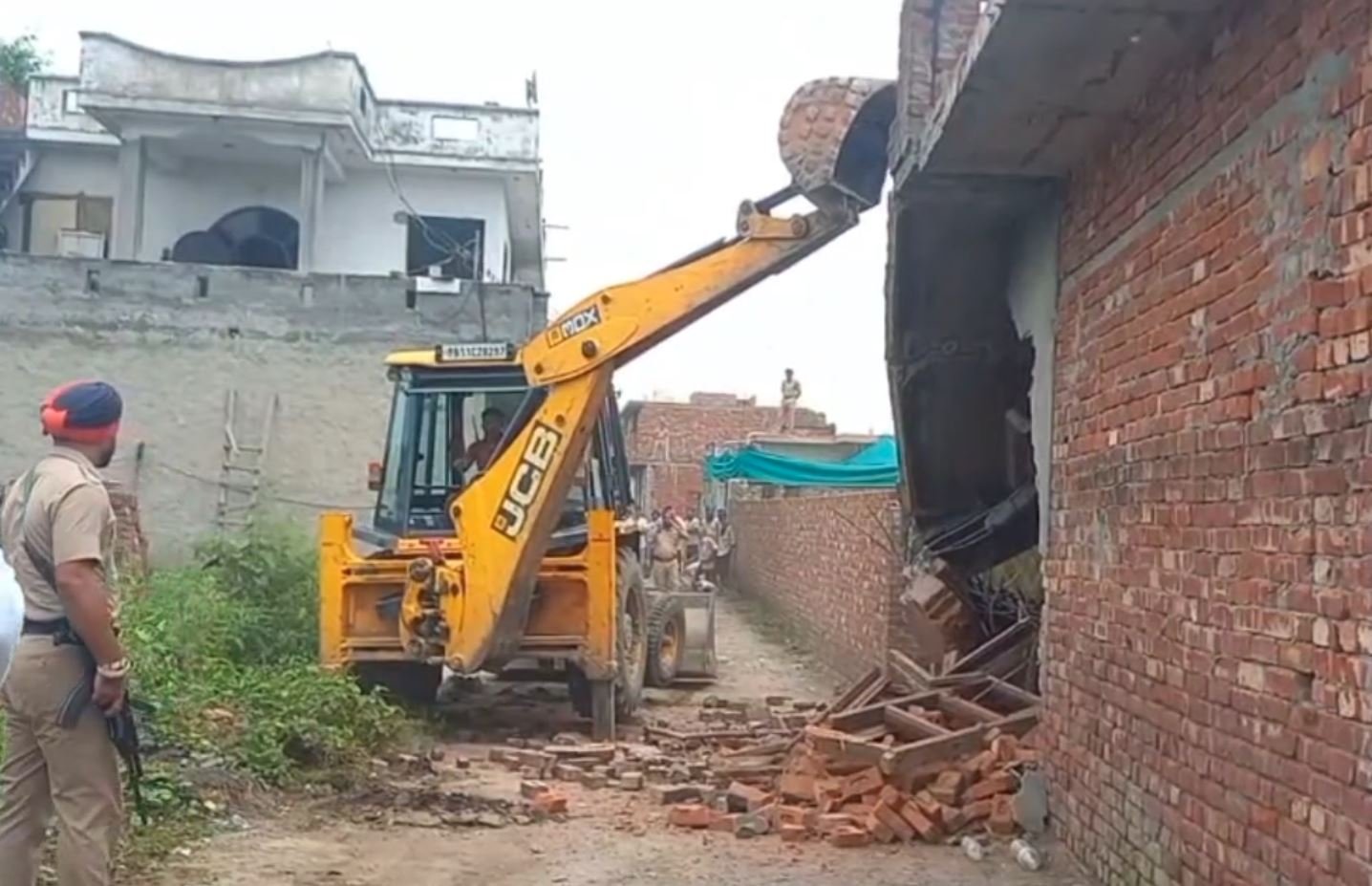 ‘ਯੁੱਧ ਨਸ਼ਿਆਂ ਵਿਰੁੱਧ’ ਮੁਹਿੰਮ ਤਹਿਤ ਪੁਲਿਸ ਨੇ ਦੋ ਤਸਕਰ ਭਰਾਵਾਂ ਦੇ ਘਰਾਂ ‘ਤੇ ਚਲਾਇਆ ‘ਪੀਲਾ ਪੰਜਾ’