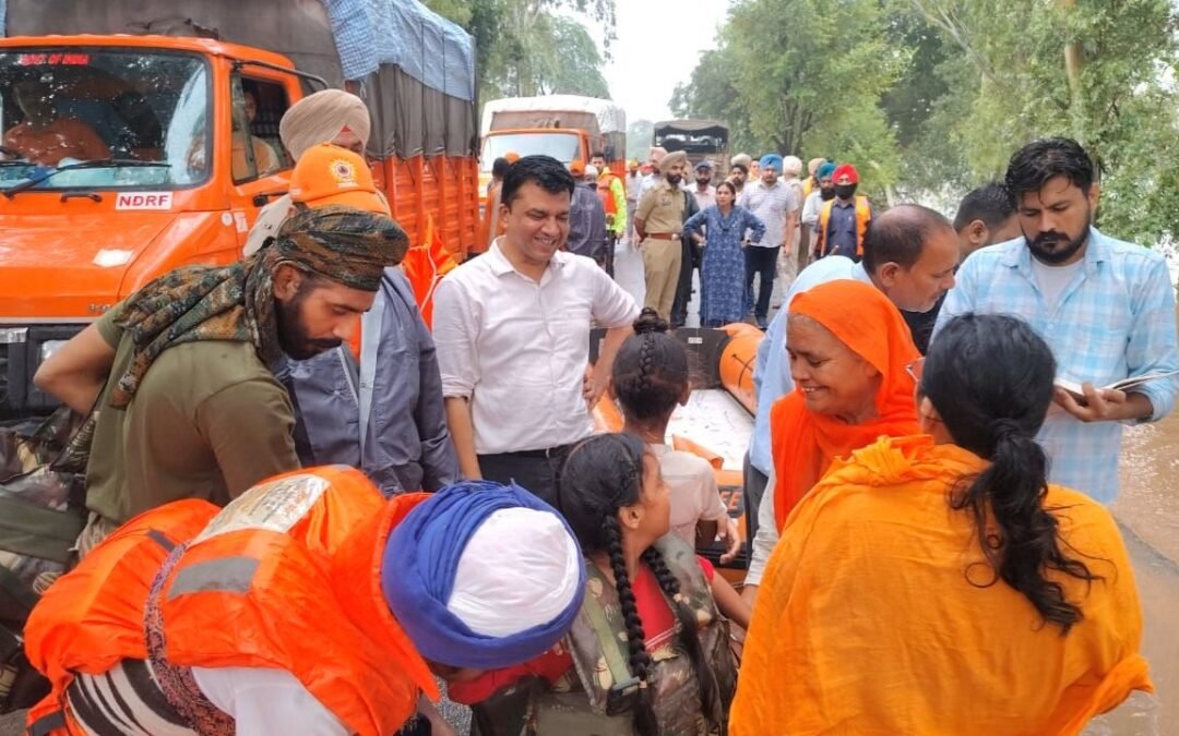 CM ਮਾਨ ਨੇ ਆਪਣੀ, ਮੰਤਰੀਆਂ ਅਤੇ ਵਿਧਾਇਕਾਂ ਦੀ ਇੱਕ ਮਹੀਨੇ ਦੀ ਤਨਖਾਹ ਹੜ੍ਹ ਨਾਲ ਪ੍ਰਭਾਵਿਤ ਲੋਕਾਂ ਲਈ ਦੇਣ ਦਾ ਕੀਤਾ ਐਲਾਨ