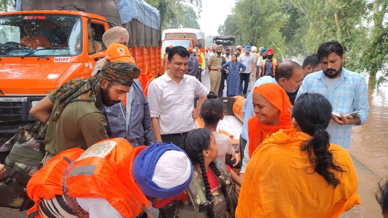CM ਮਾਨ ਨੇ ਆਪਣੀ, ਮੰਤਰੀਆਂ ਅਤੇ ਵਿਧਾਇਕਾਂ ਦੀ ਇੱਕ ਮਹੀਨੇ ਦੀ ਤਨਖਾਹ ਹੜ੍ਹ ਨਾਲ ਪ੍ਰਭਾਵਿਤ ਲੋਕਾਂ ਲਈ ਦੇਣ ਦਾ ਕੀਤਾ ਐਲਾਨ
