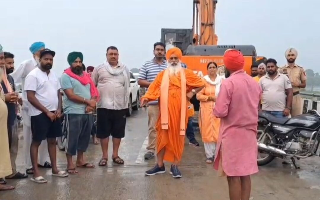 ਸੰਤ ਸੀਚੇਵਾਲ ਵੱਲੋਂ ਸੁਲਤਾਨਪੁਰ ਲੋਧੀ ਦੇ ਮੰਡ ਖੇਤਰ ਦਾ ਕੀਤਾ ਗਿਆ ਦੌਰਾ, ਲੋਕਾਂ ਨੂੰ ਸੁਰੱਖਿਅਤ ਰਹਿਣ ਦੀ ਕੀਤੀ ਅਪੀਲ