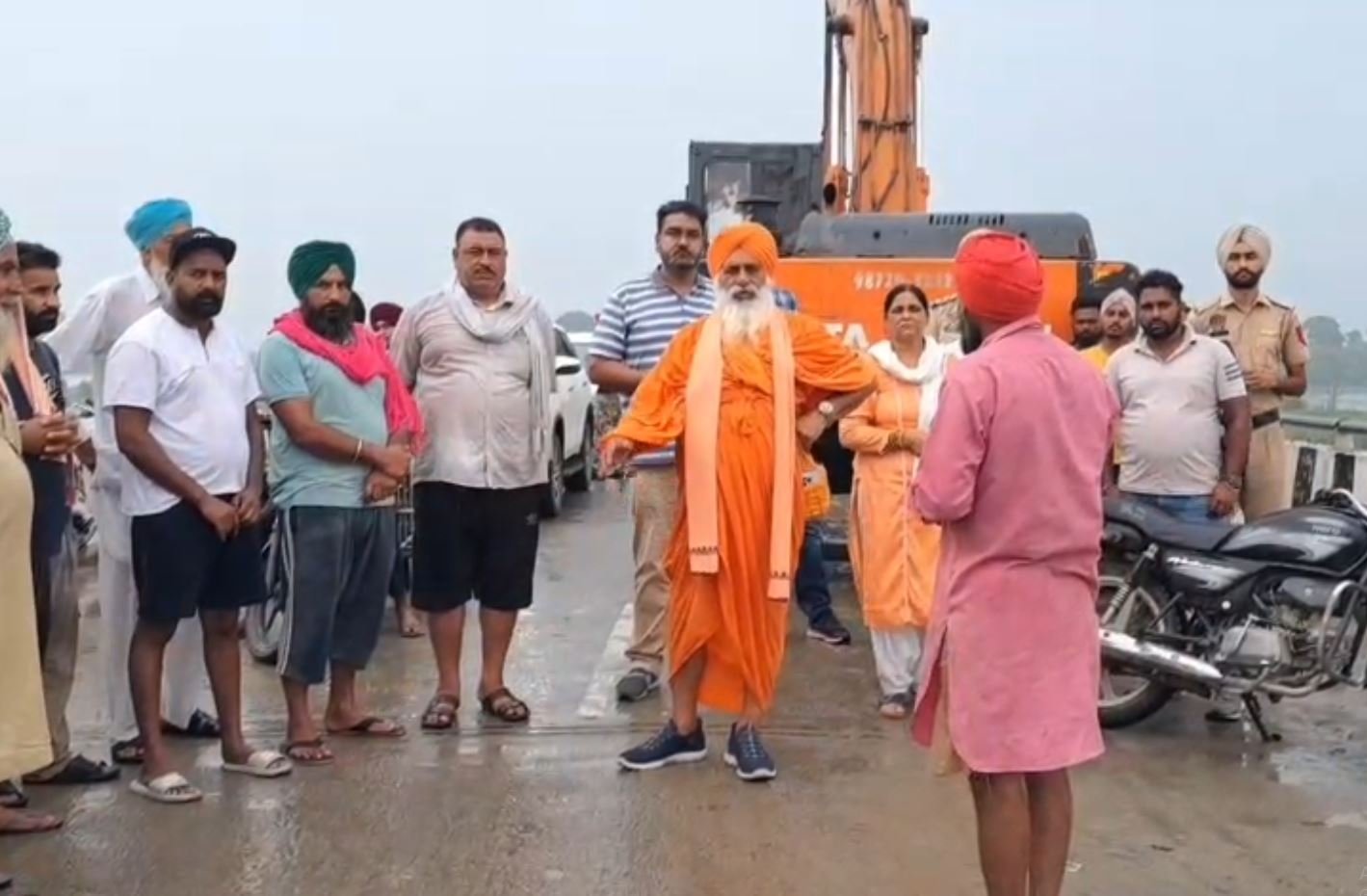 ਪੰਜਾਬ ਰਾਜਪਾਲ ਨੇ ਸੰਤ ਬਲਬੀਰ ਸਿੰਘ ਸੀਚੇਵਾਲ ਤੋਂ ਹੜ੍ਹ ਦੀ ਆਫ਼ਤ ਦਾ ਜਾਣਿਆ ਹਾਲ, ਮੌਜੂਦਾ ਸਥਿਤੀ ਦਾ ਲਿਆ ਜਾਇਜ਼ਾ