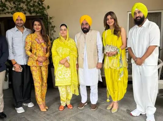 ਬਾਲੀਵੁੱਡ ਅਦਾਕਾਰਾ ਸ਼ਿਲਪਾ ਸ਼ੈੱਟੀ ਪਤੀ ਸਮੇਤ CM ਭਗਵੰਤ ਮਾਨ ਨੂੰ ਮਿਲੇ, ਖਿਡਾਰੀ ਹਰਭਜਨ ਤੇ ਪਤਨੀ ਗੀਤਾ ਬਸਰਾ ਵੀ ਪਹੁੰਚੇ