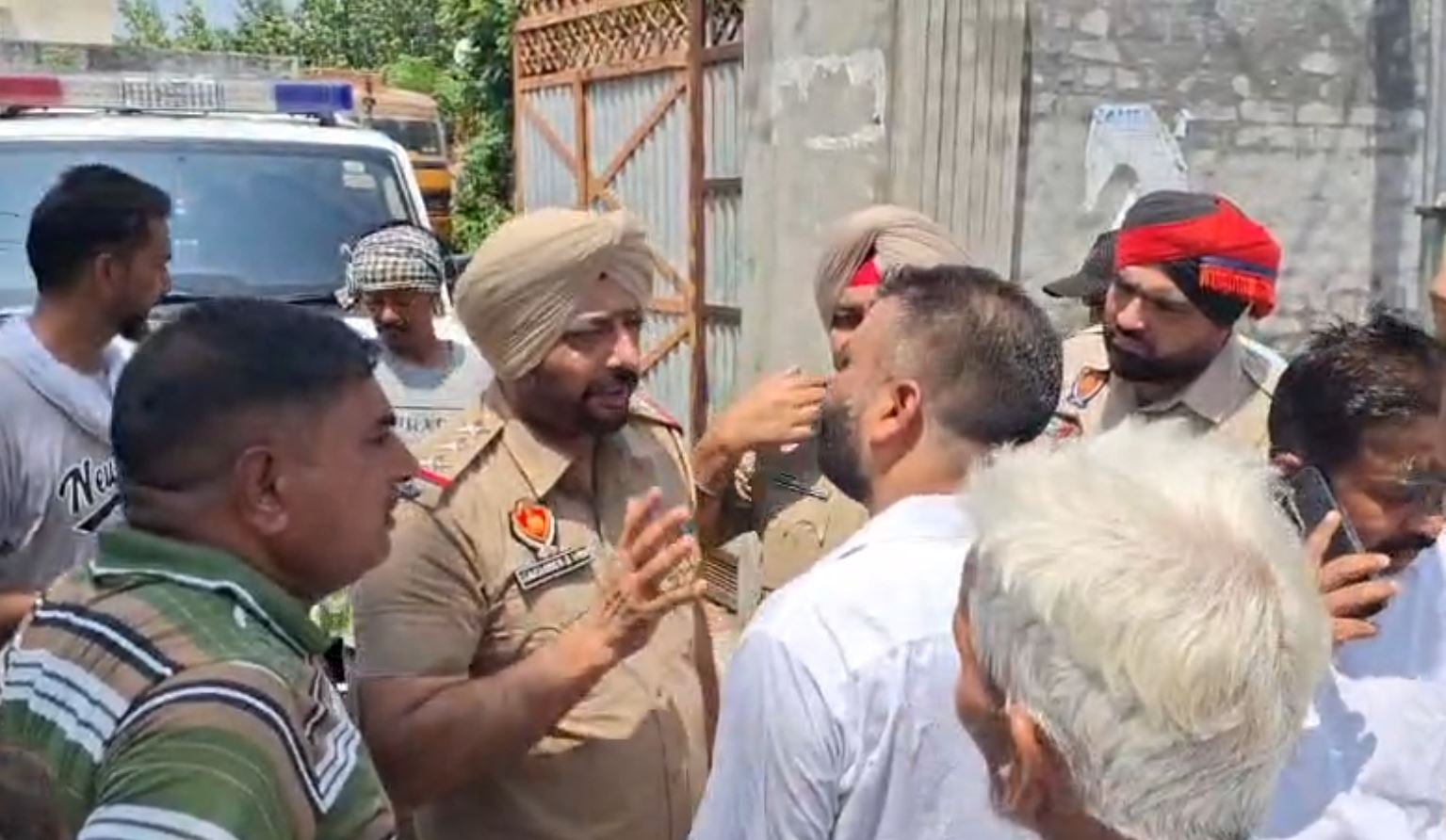 ਪਿੰਡ ਧੁਲੇਤਾ ਪੁਲਿਸ ਛਾਉਣੀ ‘ਚ ਤਬਦੀਲ, ਨਜ਼ਾਇਜ਼ ਕਬਜ਼ਾ ਛੁਡਾਉਣ ਮੌਕੇ ਪੁਲਿਸ ਤੇ ਬਸਪਾ ਆਗੂ ਹੋਏ ਆਹਮੋ-ਸਾਹਮਣੇ