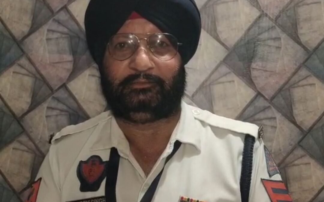 ਡਿਊਟੀ ਤੇ ਤੈਨਾਤ ਪੰਜਾਬ ਪੁਲਿਸ ਦਾ ਇਹ ਹੌਲਦਾਰ ਨਸ਼ਿਆਂ ਤੋਂ ਦੂਰ ਰੱਖਣ ਲਈ ਇੰਜ਼ ਕਰ ਰਹਿਆ ਹੈ ਜਾਗਰੂਕ…