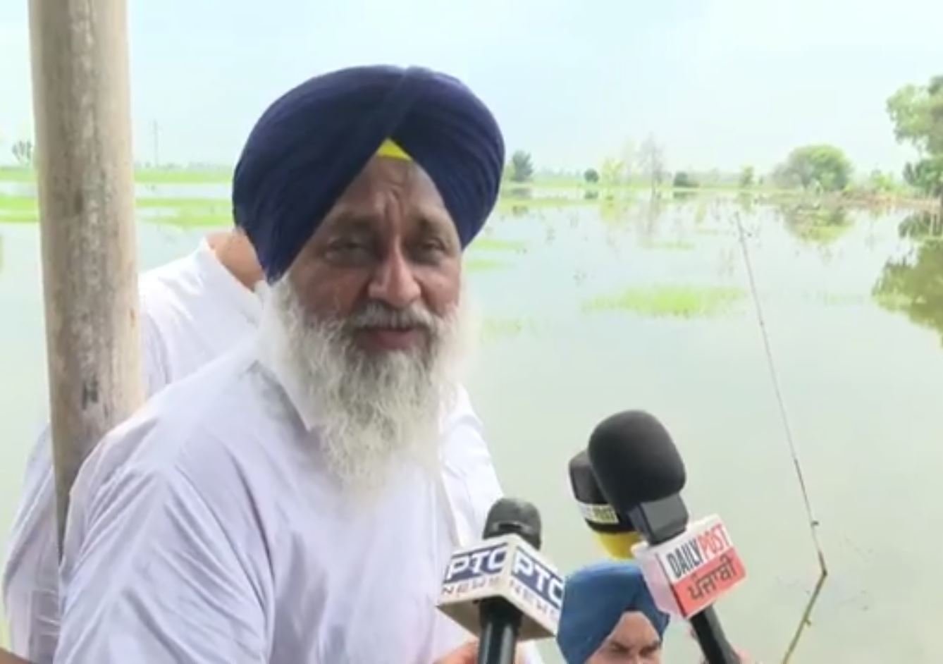 ਹੜ੍ਹਾਂ ਕਾਰਨ ਕਿੰਨੂ ਉਤਪਾਦਕਾਂ ਨੂੰ ਹੋਏ ਬਾਗਾਂ ਦੇ ਨੁਕਸਾਨ ਲਈ 1 ਲੱਖ ਰੁਪਏ ਪ੍ਰਤੀ ਏਕੜ ਮੁਆਵਜ਼ਾ ਦਿੱਤਾ ਜਾਵੇ: ਸੁਖਬੀਰ ਬਾਦਲ
