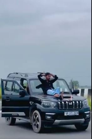 ਸਟੇਰਿੰਗ ਛੱਡ ਸਟੰਟ ਦਿਖਾਉਣਾ ਅਮੀਰ ਪਿਤਾ ਦੇ ਵਿਗੜੇ ਹੋਏ ਪੁੱਤਰ ਨੂੰ ਪਿਆ ਭਾਰੀ, ਪੁਲਿਸ ਨੇ ਇੰਝ ਸਿਖਾਇਆ ਸਬਕ