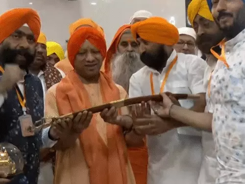 CM ਯੋਗੀ ਨੇ ਮਿਆਨ ‘ਚੋਂ ਤਲਵਾਰ ਕੱਢ ਖਿਚਵਾਈ ਫੋਟੋ, ਕਿਹਾ- ਜਦੋਂ ਸਨਾਤਨ ਮੁਸੀਬਤ ਵਿੱਚ ਸੀ, ਸਿੱਖਾਂ ਨੇ ਦਿੱਤੀਆਂ ਸੀ ਕੁਰਬਾਨੀਆਂ