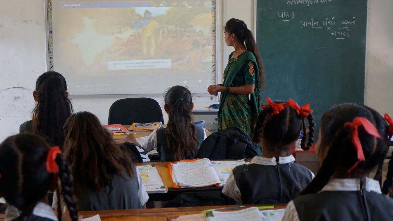 पहली बार एक करोड़ हुई स्कूली शिक्षकों की संख्या, मंत्रालय ने जारी किए आंकड़े