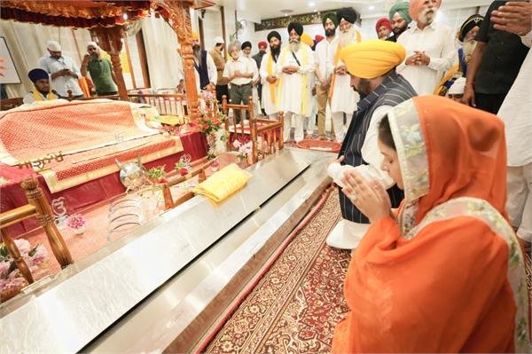 ਸੀਐਮ ਮਾਨ ਨੇ ਟਿੱਲਾ ਬਾਬਾ ਸ਼ੇਖ ਫ਼ਰੀਦ ਵਿਖੇ ਮੱਥਾ ਟੇਕਿਆ, ਲੋਕਾਂ ਨੂੰ ਮਹਾਨ ਸੂਫ਼ੀ ਸੰਤ ਦੇ ਨਕਸ਼ੇ-ਕਦਮਾਂ ‘ਤੇ ਚੱਲਣ ਦੀ ਕੀਤੀ ਅਪੀਲ