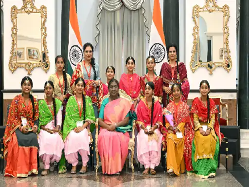 ਪੰਜਾਬ ਦੀਆਂ 10 ਵਿਦਿਆਰਥਣਾਂ ਨੇ ਰਾਸ਼ਟਰਪਤੀ ਨਾਲ ਕੀਤੀ ਮੁਲਾਕਾਤ, ਰਾਖੀ ਸਮਾਗਮ ‘ਚ ਹੋਈਆਂ ਸ਼ਾਮਲ