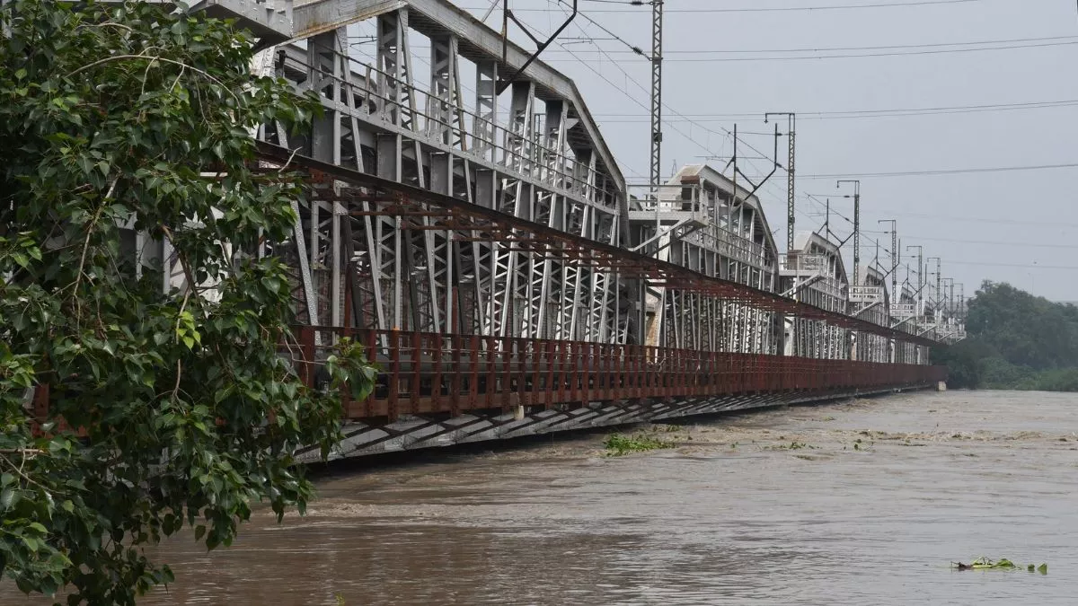 ਦਿੱਲੀ: ਯਮੁਨਾ ਖ਼ਤਰੇ ਦੇ ਨਿਸ਼ਾਨ ਤੋਂ 2 ਮੀਟਰ ਉਪਰ, 15 ਹਜ਼ਾਰ ਲੋਕਾਂ ਨੂੰ ਸ਼ਰਨ ਕੈਂਪਾਂ ਵਿੱਚ ਪਹੁੰਚਾਇਆ ਗਿਆ