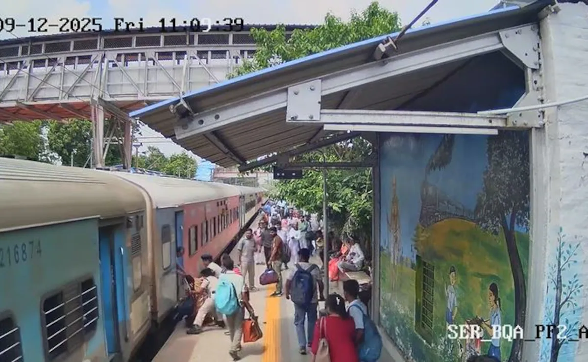 ਚਲਦੀ ਟ੍ਰੇਨ ‘ਤੇ ਚੜ੍ਹਨ ਦੀ ਕੋਸ਼ਿਸ਼ ਦੌਰਾਨ ਬਜ਼ੁਰਗ ਔਰਤ ਡਿੱਗੀ, RPF ਦੀ ਚੌਕਸੀ ਨੇ ਬਚਾਈ ਜਾਨ; ਦੇਖੋ ਦਿਲ ਦਹਿਲਾ ਦੇਣ ਵਾਲੀ ਘਟਨਾ