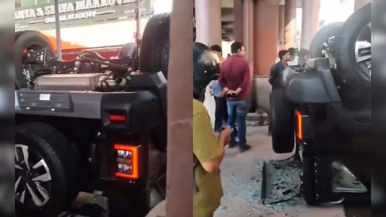 ਨਿਰਮਾਣ ਵਿਹਾਰ ‘ਚ ਔਰਤ ਨੇ ਖਰੀਦੀ ਨਵੀਂ ਥਾਰ, ਖੁਸ਼ੀ ‘ਚ ਮਾਰੀ ਐਕਸੀਲੇਰੇਟਰ — ਕਾਰ ਸ਼ੋਰੂਮ ਦੀ ਪਹਿਲੀ ਮੰਜ਼ਿਲ ਤੋਂ 15 ਫੁੱਟ ਹੇਠਾਂ ਡਿੱਗੀ