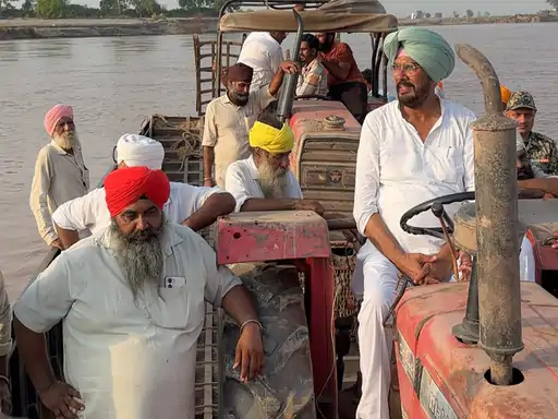 ਅਜਨਾਲਾ ‘ਚ ਹੜ੍ਹਾਂ ਦਾ ਕਹਿਰ: ਰਾਵੀ ਦਰਿਆ ਨੇ ਲਗਭਗ 1,000 ਏਕੜ ਉਪਜਾਊ ਜ਼ਮੀਨ ਨਿਗਲ ਲਈ, ਧਾਲੀਵਾਲ ਨੇ ਮੌਕੇ ‘ਤੇ ਪਹੁੰਚ ਕੇ ਲਿਆ ਜਾਇਜ਼ਾ