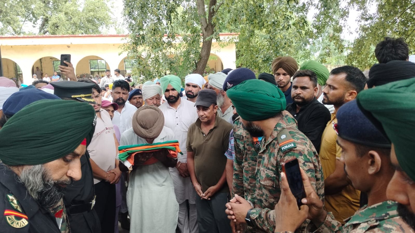 ਬਿਮਾਰੀ ਦੌਰਾਨ ਸ਼ਹੀਦ ਹੋਏ ਨੌਜਵਾਨ ਦਾ ਪਿੰਡ ਬਾਦਲ ਵਿਖੇ ਹੋਇਆ ਅੰਤਿਮ ਸਸਕਾਰ