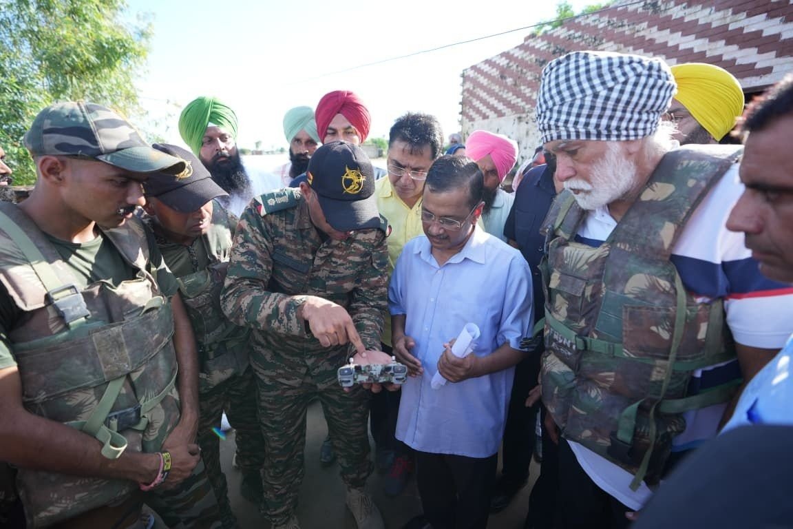 ਪੰਜਾਬ ‘ਚ ਹੜ੍ਹ ਦਾ ਜਾਇਜ਼ਾ ਲੈਣ ਪਹੁੰਚੇ ਅਰਵਿੰਦ ਕੇਜਰੀਵਾਲ, ਕਿਹਾ- ਕੇਂਦਰ ਵੀ ਕਰੇ ਮਦਦ, CM ਮਾਨ ਦੀ ਤਬਿਅਤ ਬਾਰੇ ਵੀ ਦੱਸਿਆ