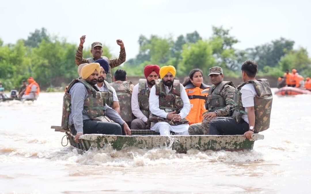ਸੀਐਮ ਮਾਨ ਨੇ ਕਿਸ਼ਤੀ ‘ਚ ਬੈਠ ਕੀਤਾ ਫ਼ਿਰੋਜ਼ਪੁਰ ਦੇ ਹੜ੍ਹ ਪ੍ਰਭਾਵਿਤ ਇਲਾਕਿਆਂ ਦਾ ਦੌਰਾ, ਲੋਕਾਂ ਨੂੰ ਮਿਲ ਹੋਏ ਭਾਵੁਕ