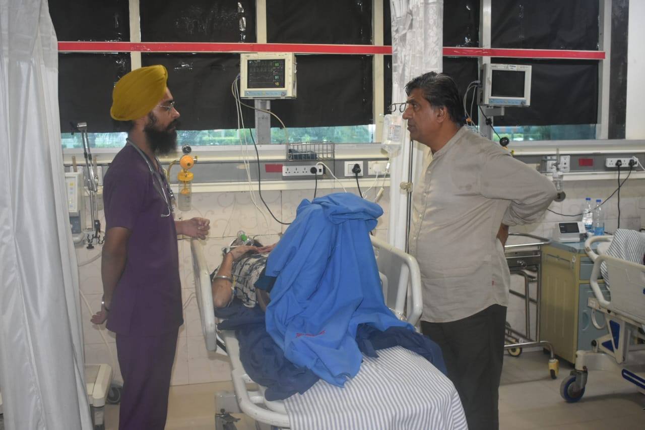 ਐਂਬੂਲੈਂਸ ਹਾਦਸਾ : ਵਿਧਾਇਕ ਬ੍ਰਮ ਸ਼ੰਕਰ ਜਿੰਪਾ ਨੇ ਹਸਪਤਾਲ ਪਹੁੰਚ ਕੇ ਕੀਤਾ ਦੁੱਖ ਪ੍ਰਗਟ