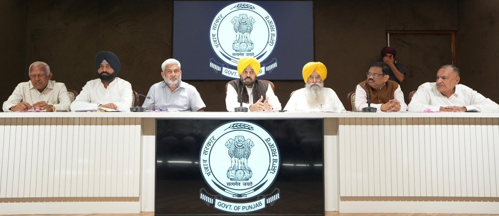 ਭਗਵੰਤ ਮਾਨ ਨੇ ਆੜ੍ਹਤੀਆਂ ਨੂੰ ਦਿੱਤਾ ਭਰੋਸਾ, ਮੰਗਾਂ ਨੂੰ ਭਾਰਤ ਸਰਕਾਰ ਕੋਲ ਜ਼ੋਰਦਾਰ ਢੰਗ ਨਾਲ ਉਠਾਵਾਂਗੇ ਭਗਵੰਤ ਮਾਨ ਨੇ ਆੜ੍ਹਤੀਆਂ ਨੂੰ ਦਿੱਤਾ ਭਰੋਸਾ, ਮੰਗਾਂ ਨੂੰ ਭਾਰਤ ਸਰਕਾਰ ਕੋਲ ਜ਼ੋਰਦਾਰ ਢੰਗ ਨਾਲ ਉਠਾਵਾਂਗੇ