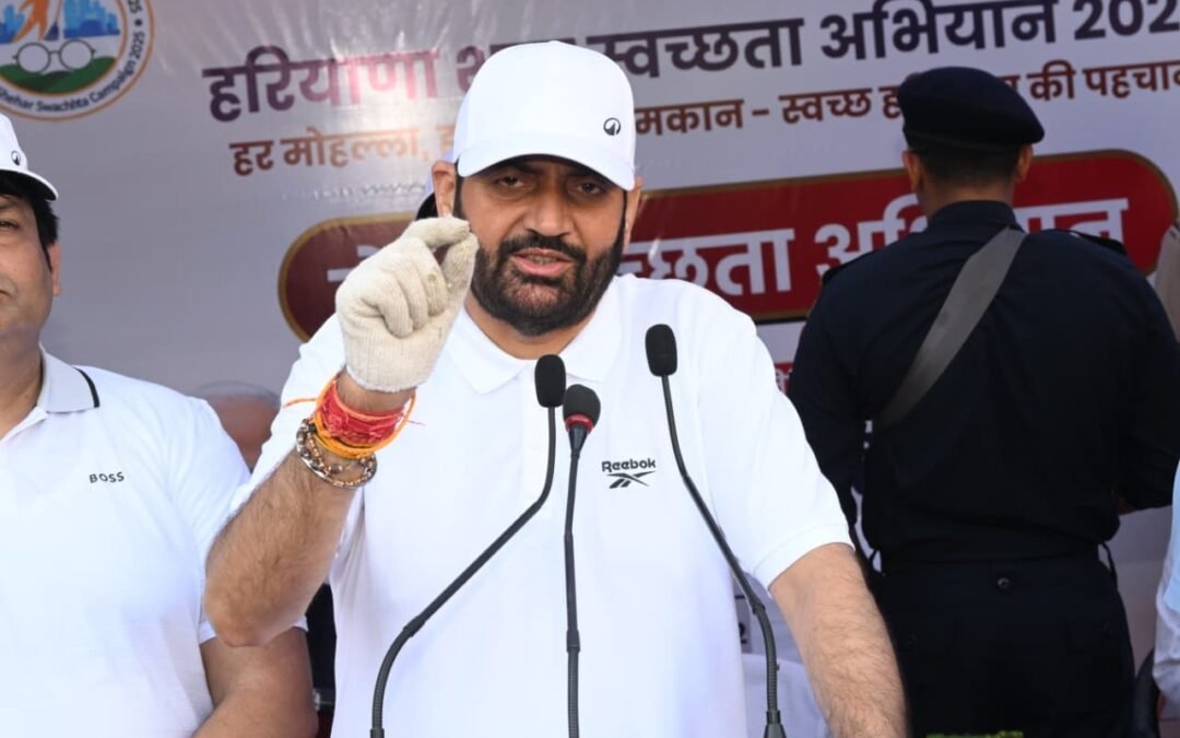 मुख्यमंत्री नायब सिंह सैनी ने सफाई अभियान में डाली आहुति, बोले- गुरुग्राम को स्वच्छता रैंकिंग में नम्बर वन बनाना है