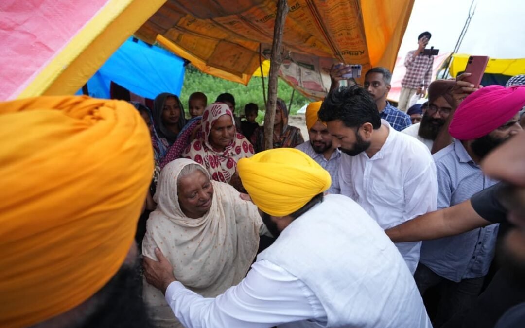 CM ਮਾਨ ਨੇ ਹੜ੍ਹ ਪ੍ਰਭਾਵਿਤ ਇਲਾਕਿਆਂ ਦਾ ਕੀਤਾ ਦੌਰਾ, ‘ਅਸੀਂ ਲੋਕਾਂ ਦੀ ਸੇਵਾ ‘ਚ ਹਰ ਪਲ ਹਾਜ਼ਰ ਹਾਂ’