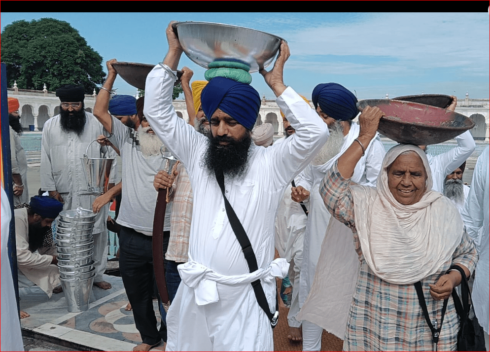 ਜੈਕਾਰਿਆਂ ਦੀ ਗੂੰਜ ‘ਚ ਤਖਤ ਸ੍ਰੀ ਕੇਸਗੜ੍ਹ ਸਾਹਿਬ ਦੇ ਸਰੋਵਰ ਵਿਚੋਂ ਗਾਰ ਕੱਢਣ ਦੀ ਸੇਵਾ ਸ਼ੁਰੂ