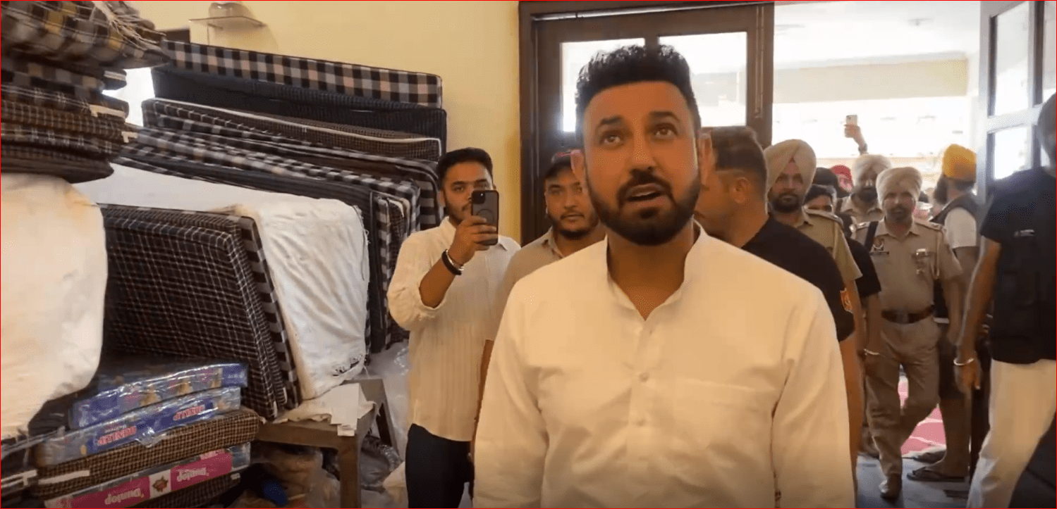 ਹੜ੍ਹ ਪੀੜਤਾਂ ਲਈ ਫਰੀਸ਼ਤਾ ਬਣੇ ਸਿੰਗਰ ਗਿੱਪੀ ਗਰੇਵਾਲ, ਗੁਰਦਾਸਪੁਰ ਪਹੁੰਚੇ ਕੀਤੀ ਮਦਦ