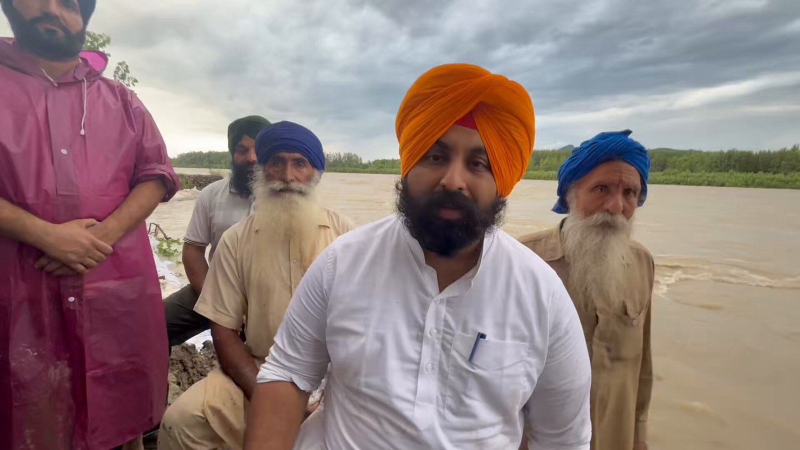 ‘ਅਗਲੇ ਡੇਢ ਘੰਟੇ ਤੱਕ ਭਰ ਜਾਣਗੇ ਇਹ ਇਲਾਕੇ’! ਛੱਡਿਆ ਜਾ ਰਿਹਾ ਪਾਣੀ, ਹਰਜੋਤ ਬੈਂਸ ਹੋ ਗਏ LIVE
