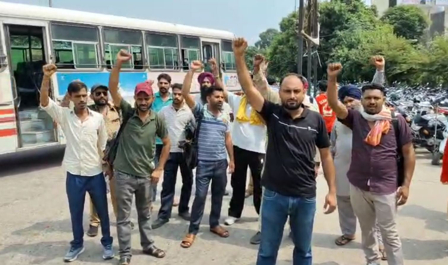 PRTC ਕੰਟਰੈਕਟ ਵਰਕਰਾਂ ਨੇ ਤਨਖ਼ਾਹ ਨਾ ਮਿਲਣ ਦੇ ਰੋਸ ‘ਚ ਪੰਜਾਬ ਸਰਕਾਰ ਵਿਰੁੱਧ ਕੀਤੀ ਨਾਅਰੇਬਾਜ਼ੀ