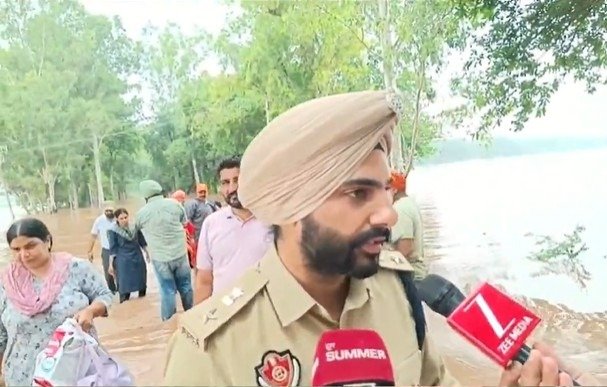 ਸ੍ਰੀ ਫਤਿਹਗੜ੍ਹ ਸਾਹਿਬ ਡੀਸੀ ਨੇ ਸਰਹਿੰਦ-ਭਾਖੜਾ ਨਹਿਰ ‘ਚ ਵੱਖ-ਵੱਖ ਥਾਵਾਂ ‘ਤੇ ਪਏ ਪਾੜਾਂ ਨੂੰ ਵਰ੍ਹਦੇ ਮੀਂਹ ‘ਚ ਖੁਦ ਮੌਕੇ ‘ਤੇ ਖੜ੍ਹਕੇ ਕਰਵਾਏ ਬੰਦ