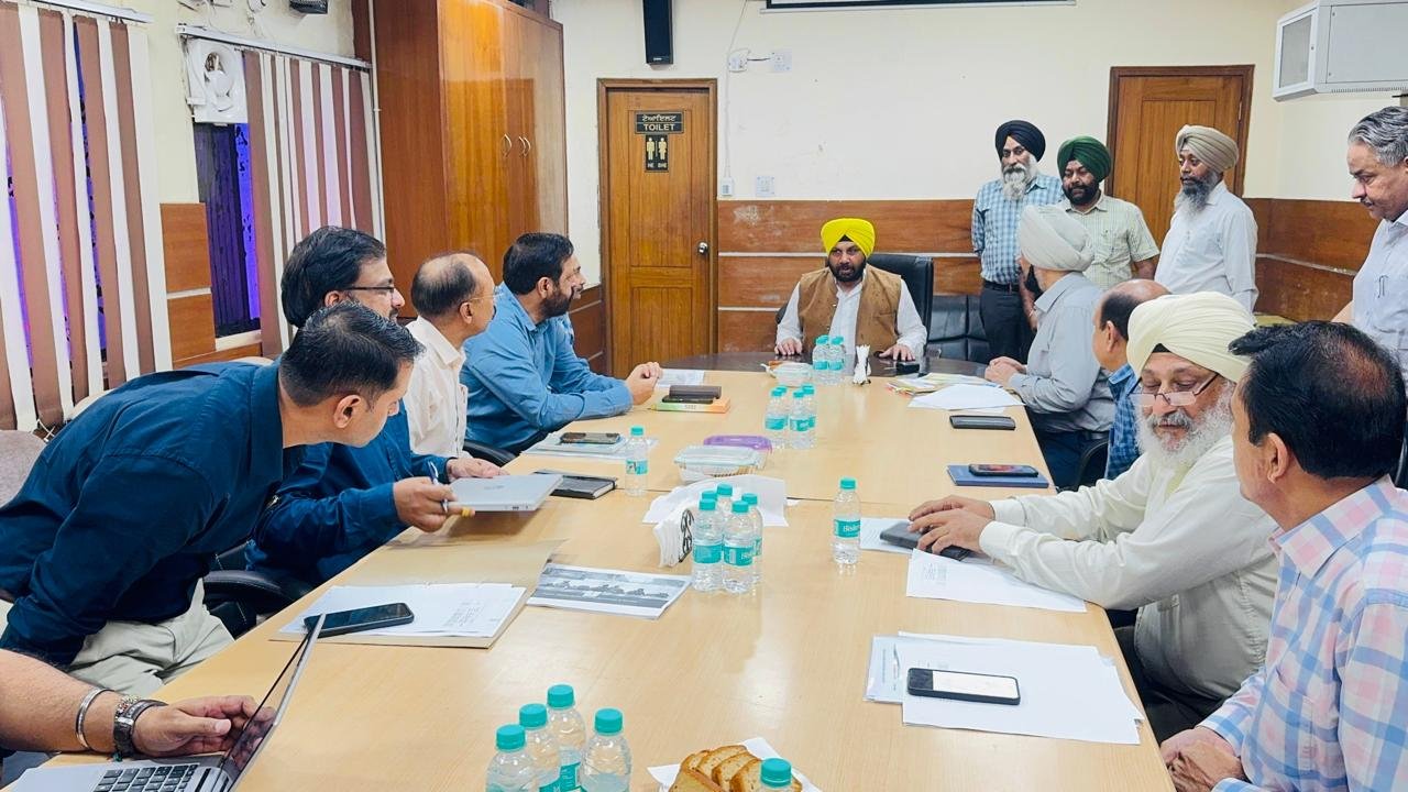 ਹਰਭਜਨ ਸਿੰਘ ਈ. ਟੀ. ਓ. ਨੇ ਹੜ੍ਹਾਂ ਕਾਰਨ ਸੜਕਾਂ ਦੇ ਹੋਏ ਨੁਕਸਾਨ ਦਾ ਲਿਆ ਜਾਇਜ਼ਾ, ਹੜ੍ਹ ਪੀੜਤਾਂ ਲਈ ਲੋਕ ਨਿਰਮਾਣ ਵਿਭਾਗ ਦੇ ਅਧਿਕਾਰੀਆਂ ਨੇ ਲਿਆ ਫੈਸਲਾ