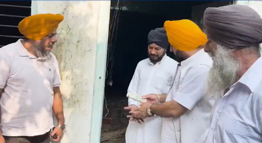 ਮੰਤਰੀ ਮੁੰਡੀਆਂ ਨੇ ਹੜ੍ਹ ਨਾਲ ਨੁਕਸਾਨੇ ਗਏ ਘਰ ਦੀ ਮੁਰੰਮਤ ਲਈ ਪਰਿਵਾਰ ਨੂੰ ਸੌਂਪੀ 50,000 ਰੁਪਏ ਦੀ ਨਕਦ ਸਹਾਇਤਾ ਰਾਸ਼ੀ ਮੰਤਰੀ ਮੁੰਡੀਆਂ ਨੇ ਹੜ੍ਹ ਨਾਲ ਨੁਕਸਾਨੇ ਗਏ ਘਰ ਦੀ ਮੁਰੰਮਤ ਲਈ ਪਰਿਵਾਰ ਨੂੰ ਸੌਂਪੀ 50,000 ਰੁਪਏ ਦੀ ਨਕਦ ਸਹਾਇਤਾ ਰਾਸ਼ੀ