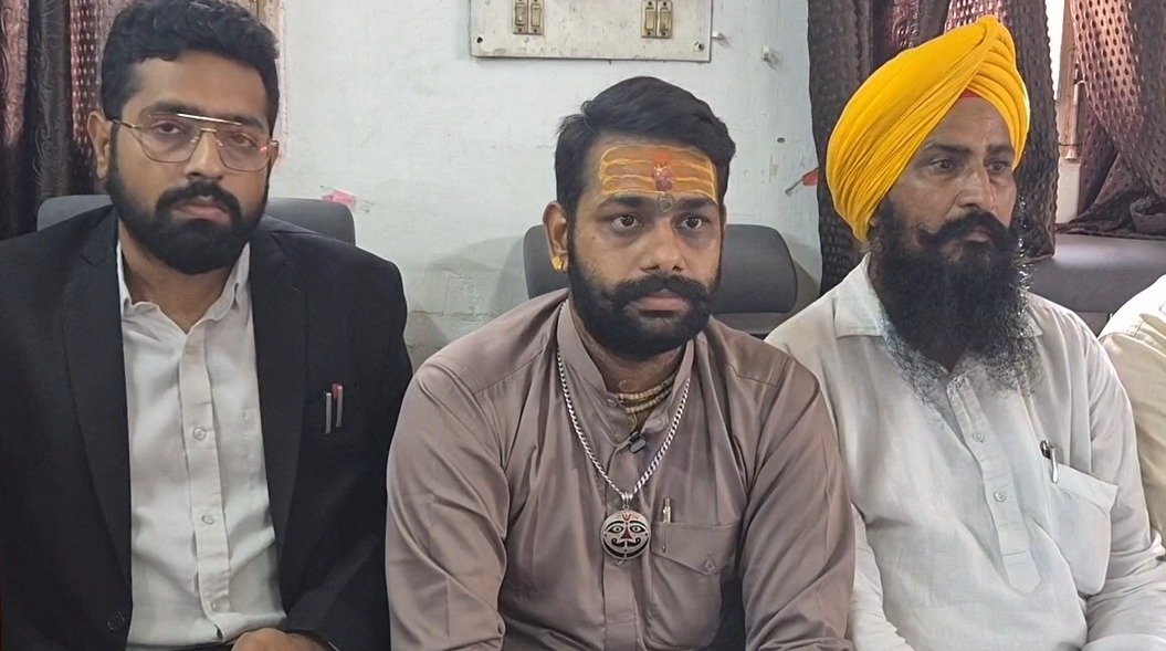 ਭਗਵੇ ਕੱਪੜੇ ਨਾਲ ਮਜ਼ਾਕ ਕਰਨਾ ਇਸ ਪੰਜਾਬੀ ਗਾਇਕ ਨੂੰ ਪੈ ਗਿਆ ਮਹਿੰਗਾ, ਹੁਣ ਫਸਿਆ ਕਸੂਤਾ