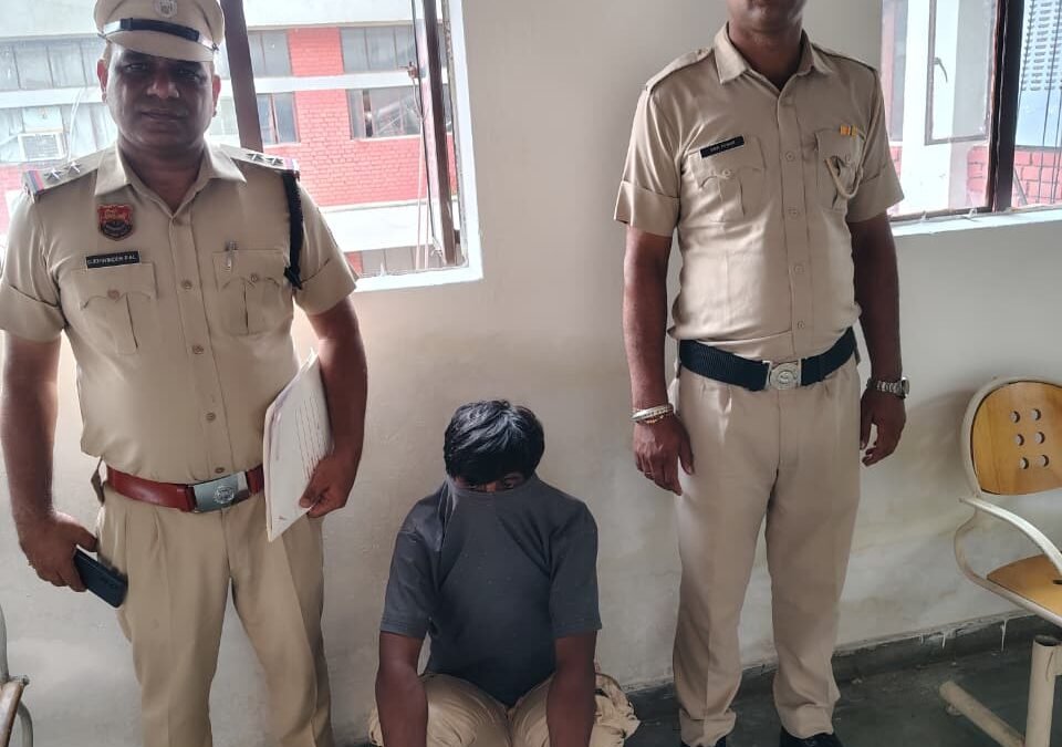 मनसा देवी ने 24 घंटे में शातिर चोर को किया गिरफ्तार, महिला की कार से लाखों का सामान किया था चोरी